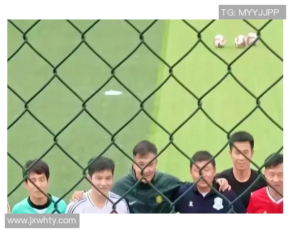 路人偶遇足球明星惊喜瞬间感动全场引发热议视频合集